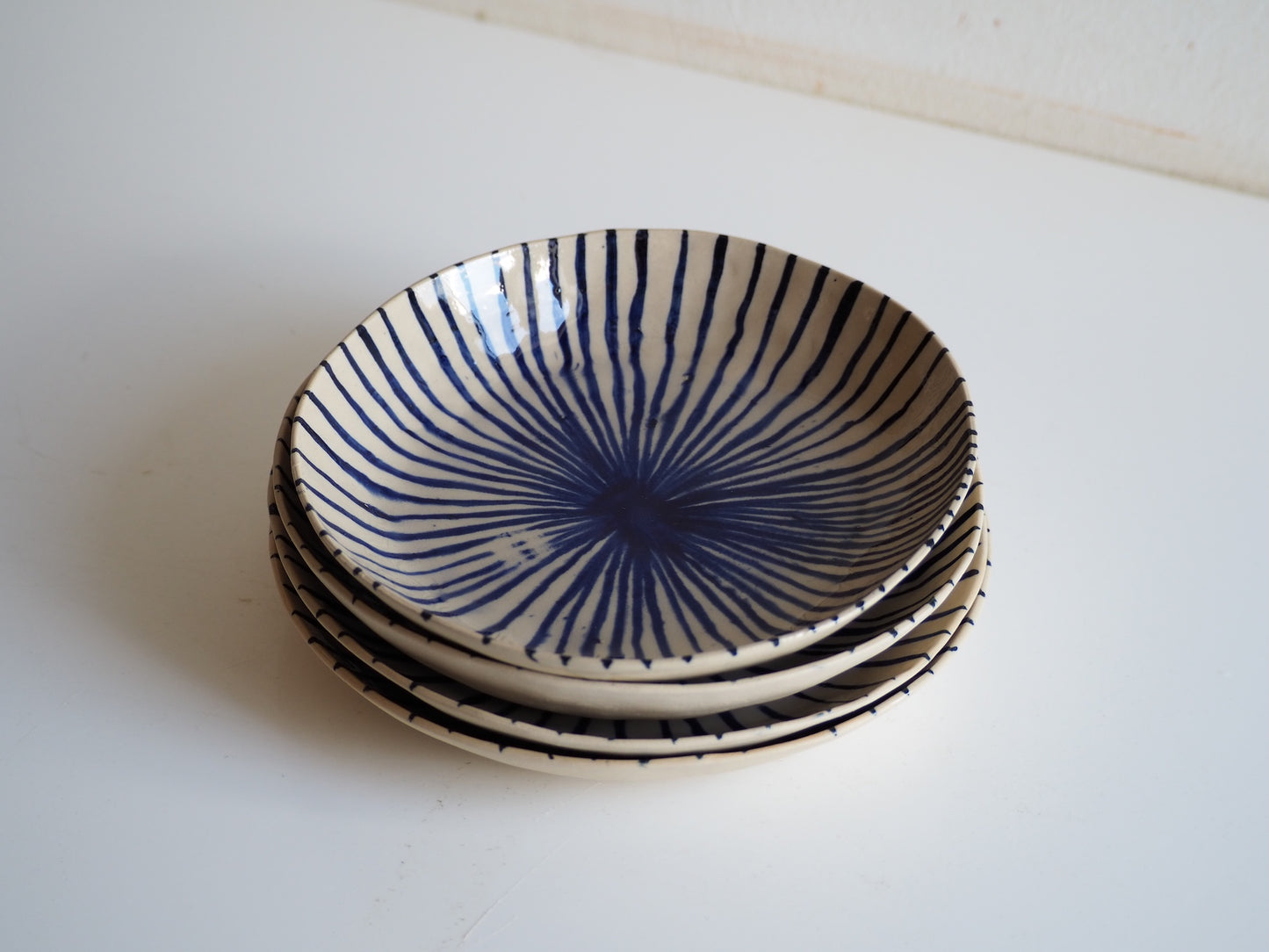 Diepe borden met blauwe streepjes