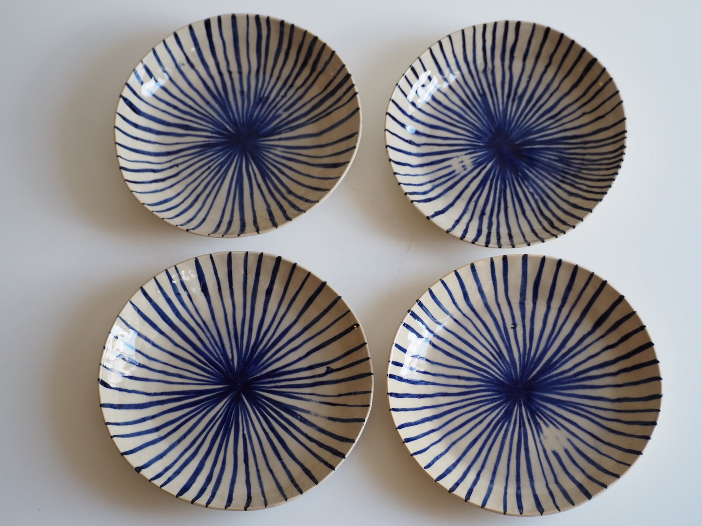 Diepe borden met blauwe streepjes
