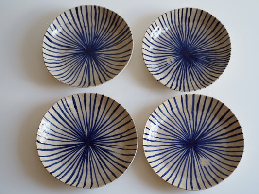 Diepe borden met blauwe streepjes