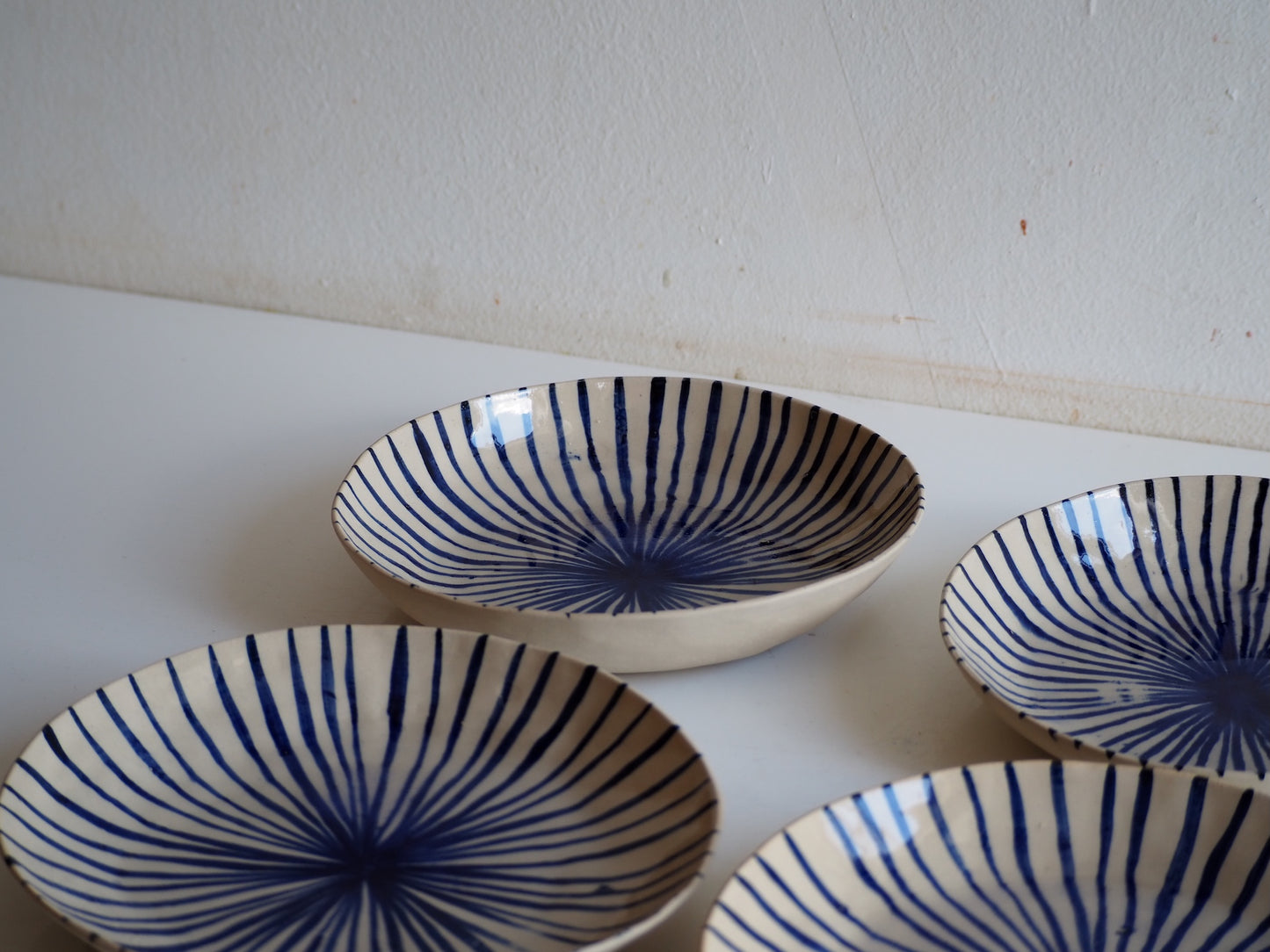 Diepe borden met blauwe streepjes