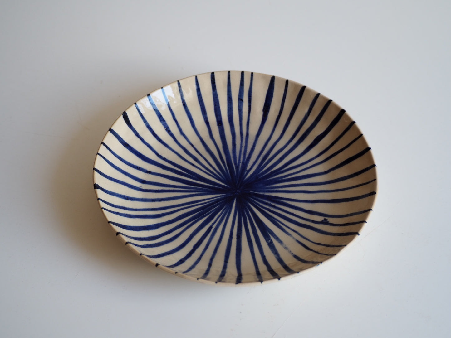 Diepe borden met blauwe streepjes