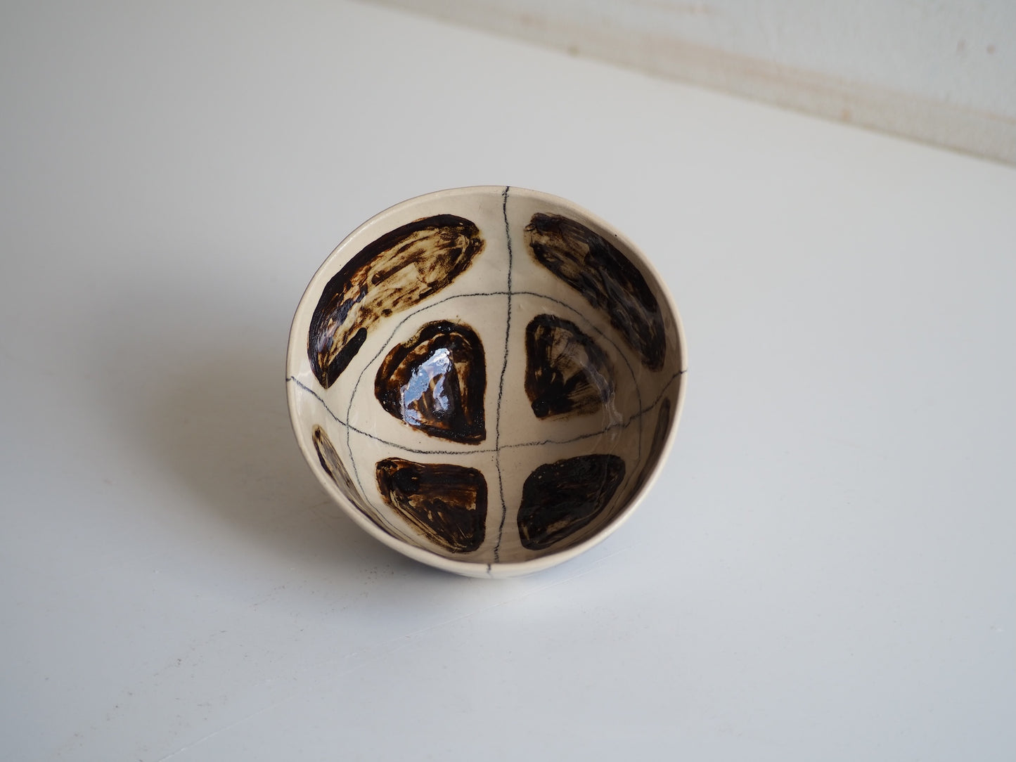 Kopje met bruine bollen