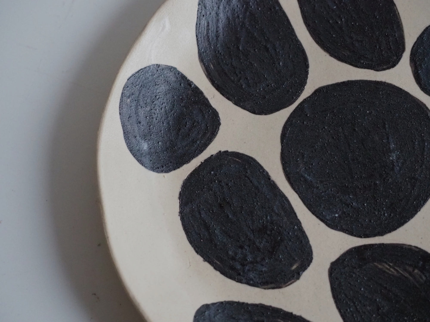 Ontbijtbordje met zwarte stippen